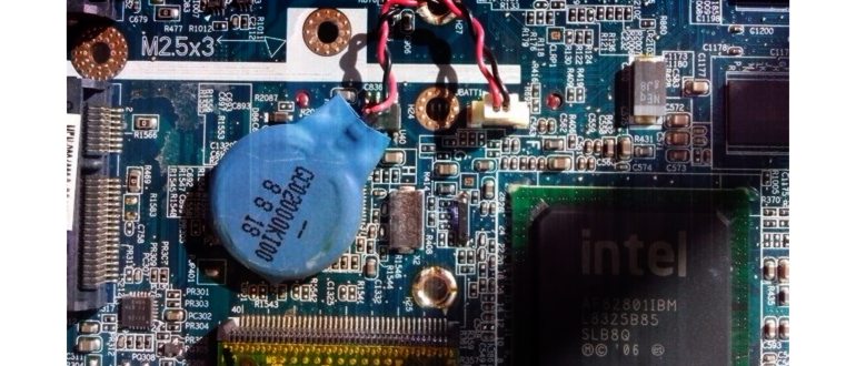 Есть ли батарейка для bios в ноутбуках, где