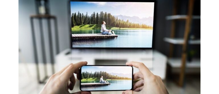 Как подключить телефон к телевизору: 7 простых и