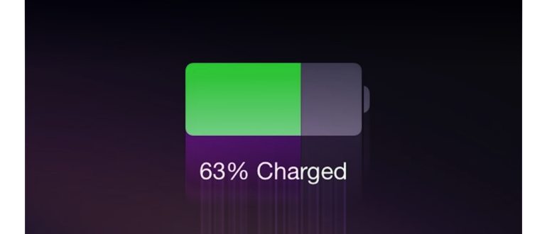 Человек держит iPhone без питания, который