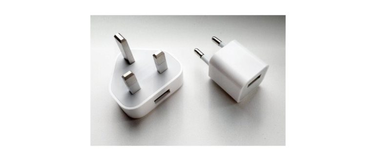 Мужчина держит заряженный iPhone в