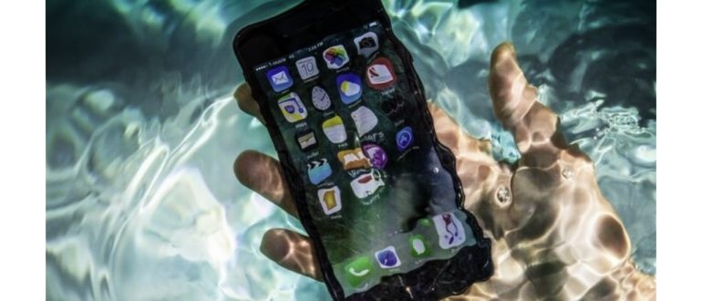 Что делать если сенсорный телефон упал в воду и