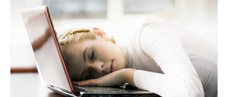 девушка спит на
