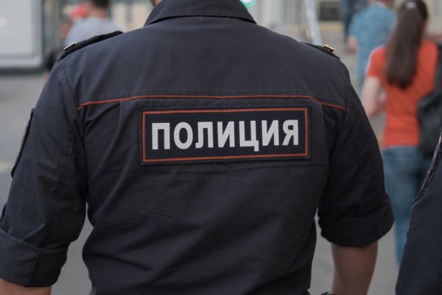 Полицейский в форме со спины